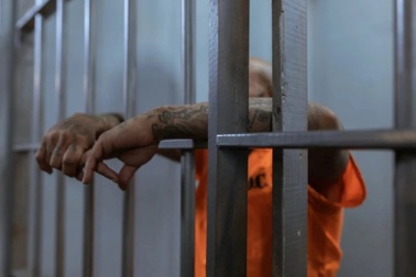 Bị bắt vì buôn lậu linh kiện iPhone giả