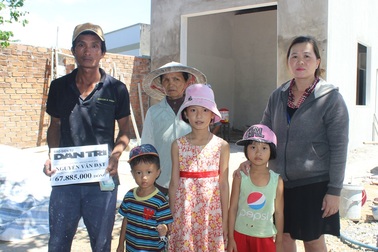 Bạn đọc giúp đỡ “người cha bị bệnh lao nuôi 3 con thơ dại” gần 68 triệu đồng