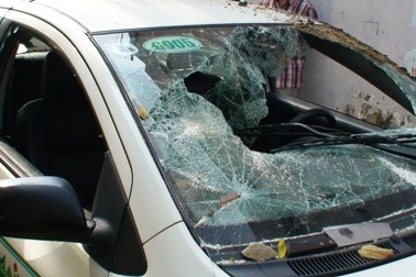 Tài xế taxi bị côn đồ truy sát trên phố