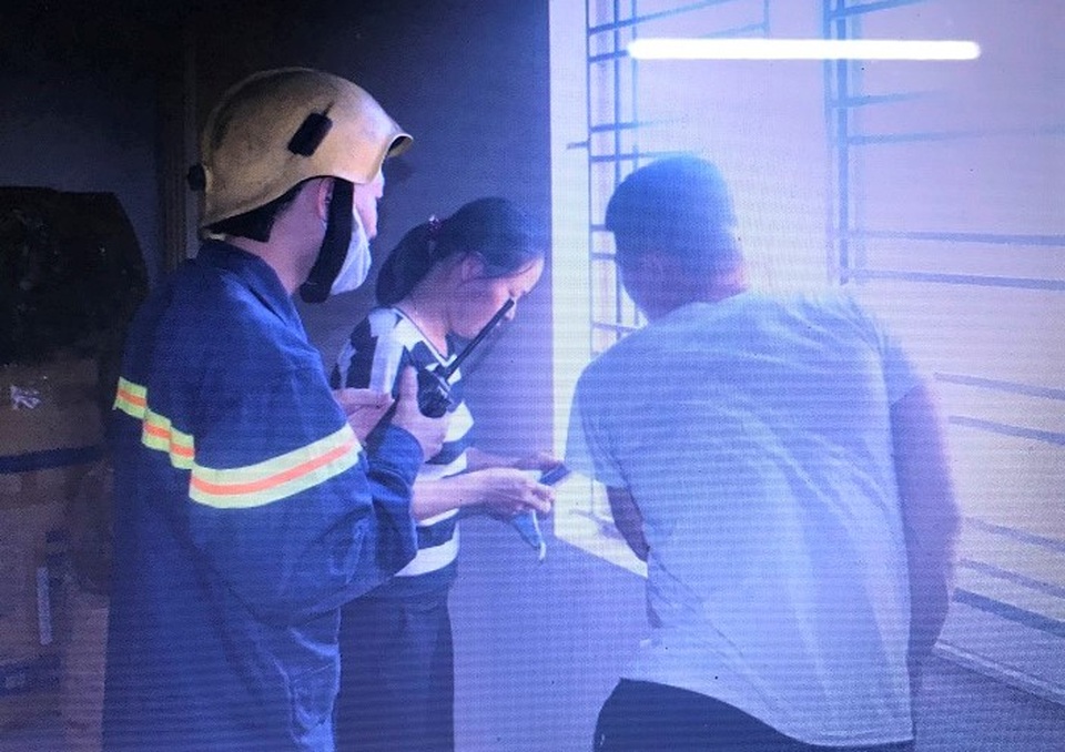 Cảnh sát phá cửa cuốn cứu sống 4 người trong tòa nhà ngân hàng bị cháy - 2 Cảnh sát phá cửa cuốn cứu sống 4 người trong tòa nhà ngân hàng bị cháy - 2