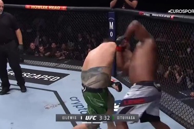 Quái thú đen Derrick Lewis bất ngờ bị Tai Tuivasa hạ knock-out
