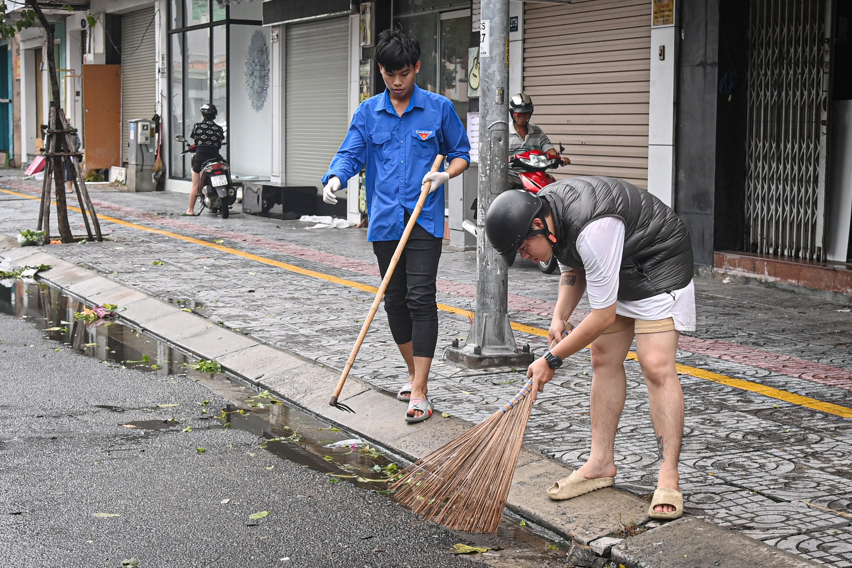 Người dân Đà Nẵng thở phào, khẩn trương dọn dẹp hậu quả sau bão - 9 Người dân Đà Nẵng thở phào, khẩn trương dọn dẹp hậu quả sau bão - 9