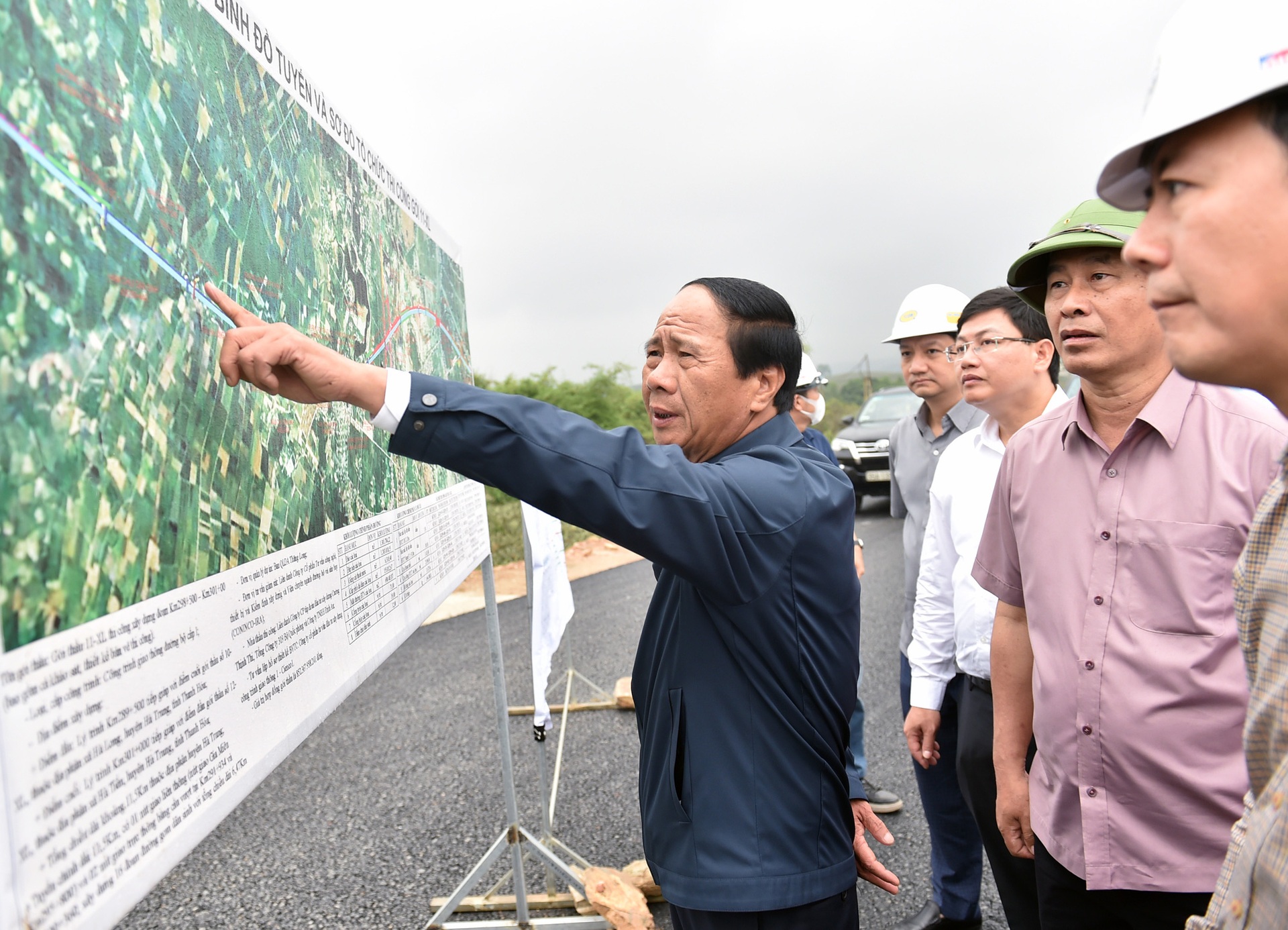 Hình ảnh Phó Thủ tướng dầm mưa trong rốn lũ và dãi nắng trên công trường - 12 Hình ảnh Phó Thủ tướng dầm mưa trong rốn lũ và dãi nắng trên công trường - 12