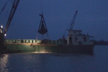 Phát hiện 2 phương tiện khai thác cát sông trái phép