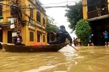 Hình ảnh nước ngập lút nhà dân ở phố cổ Hội An