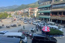 Lên Sapa nghỉ lễ để chữa lành, khách Hà Nội vội về sớm né tắc đường