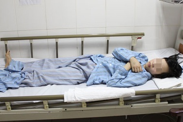 Sốt, đau đầu kéo dài vì giun lươn chui lên não