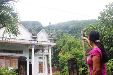 Cả đêm nơm nớp nằm canh đá lăn!