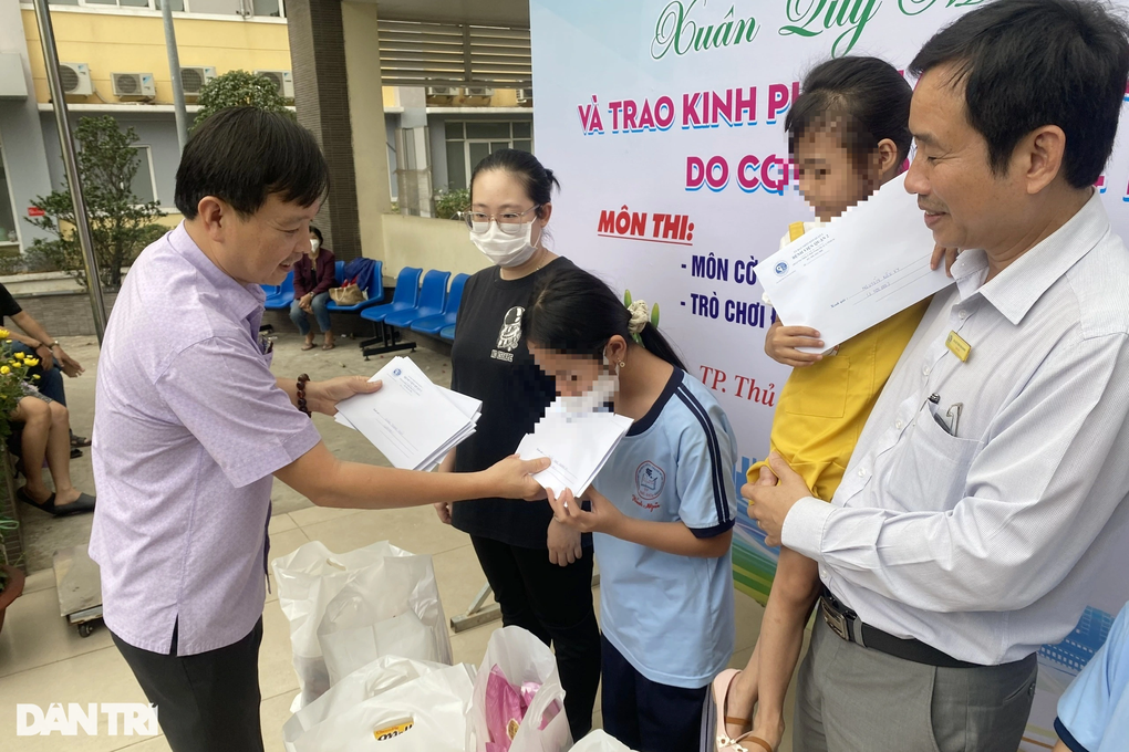 Tết mồ côi thứ hai của bé gái 3 tháng trời mới biết cha mất vì Covid-19 - 1 Tết mồ côi thứ hai của bé gái 3 tháng trời mới biết cha mất vì Covid-19 - 1