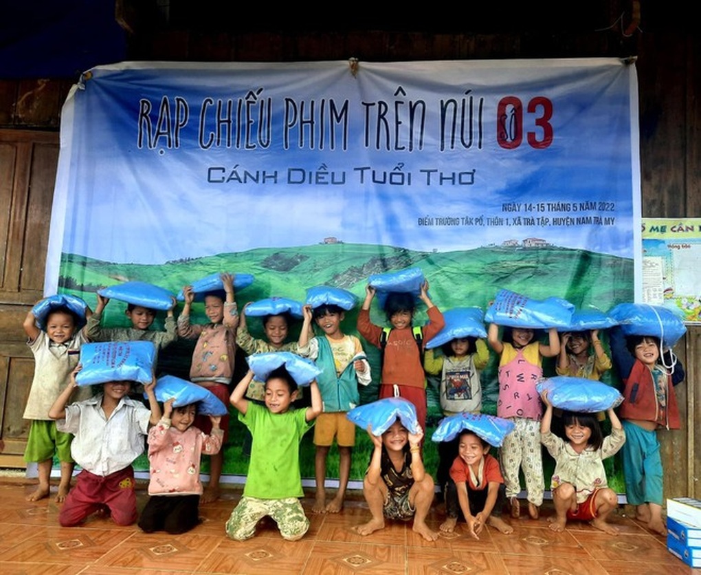 Những người 12 năm cõng điện, mang rạp chiếu phim đến với trẻ vùng cao - 1 Những người 12 năm cõng điện, mang rạp chiếu phim đến với trẻ vùng cao - 1