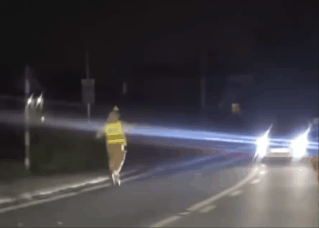 Né chốt CSGT, tài xế ô tô dính cồn lùi xe lao xuống ruộng - 2