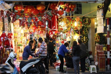 Rực rỡ sắc màu Noel trên phố cổ Hà Nội