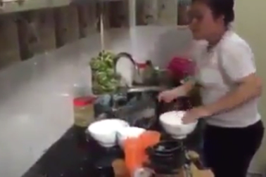 Clip cô gái vừa rửa bát vừa hát hay như ca sĩ Hương Tràm