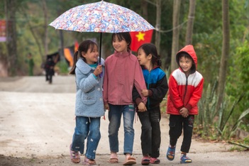 Ngày vui bất ngờ của những đứa trẻ nghèo ở bản mờ sương