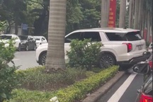 Hà Nội: Xác minh clip tài xế ô tô con lao qua dải phân cách để né ùn tắc