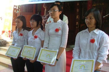 Biểu dương nữ sinh học giỏi trong các gia đình sinh con một bề