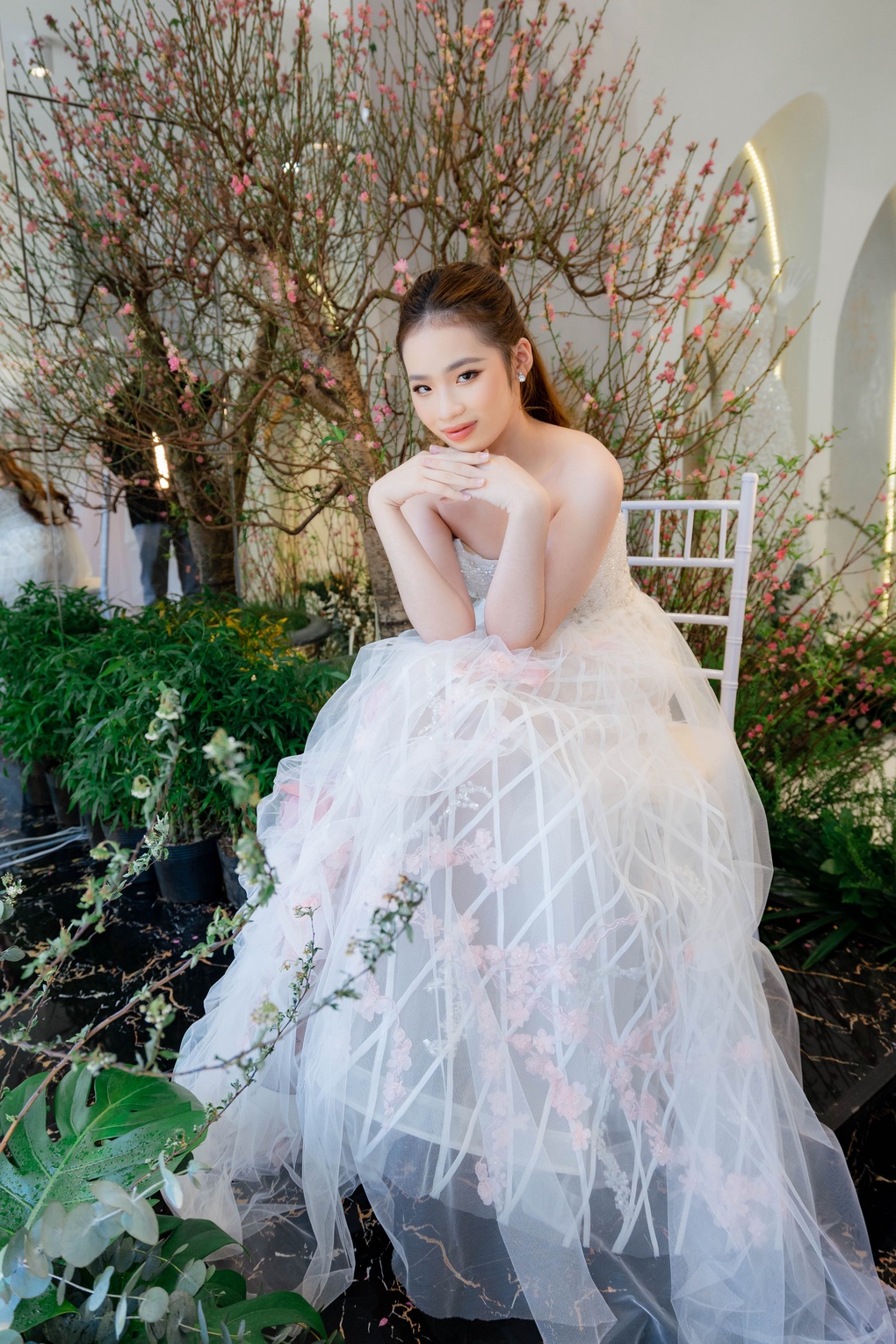 Ca sĩ Lệ Quyên, Hoa hậu Khánh Vân để mặt mộc đi thử váy - 13 Ca sĩ Lệ Quyên, Hoa hậu Khánh Vân để mặt mộc đi thử váy - 13