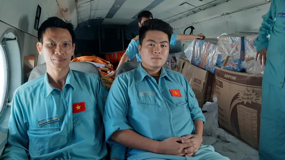 Sạt lở ở Phước Sơn: Trực thăng thả chuyến hàng đầu tiên xuống vùng cô lập - 3 Sạt lở ở Phước Sơn: Trực thăng thả chuyến hàng đầu tiên xuống vùng cô lập - 3