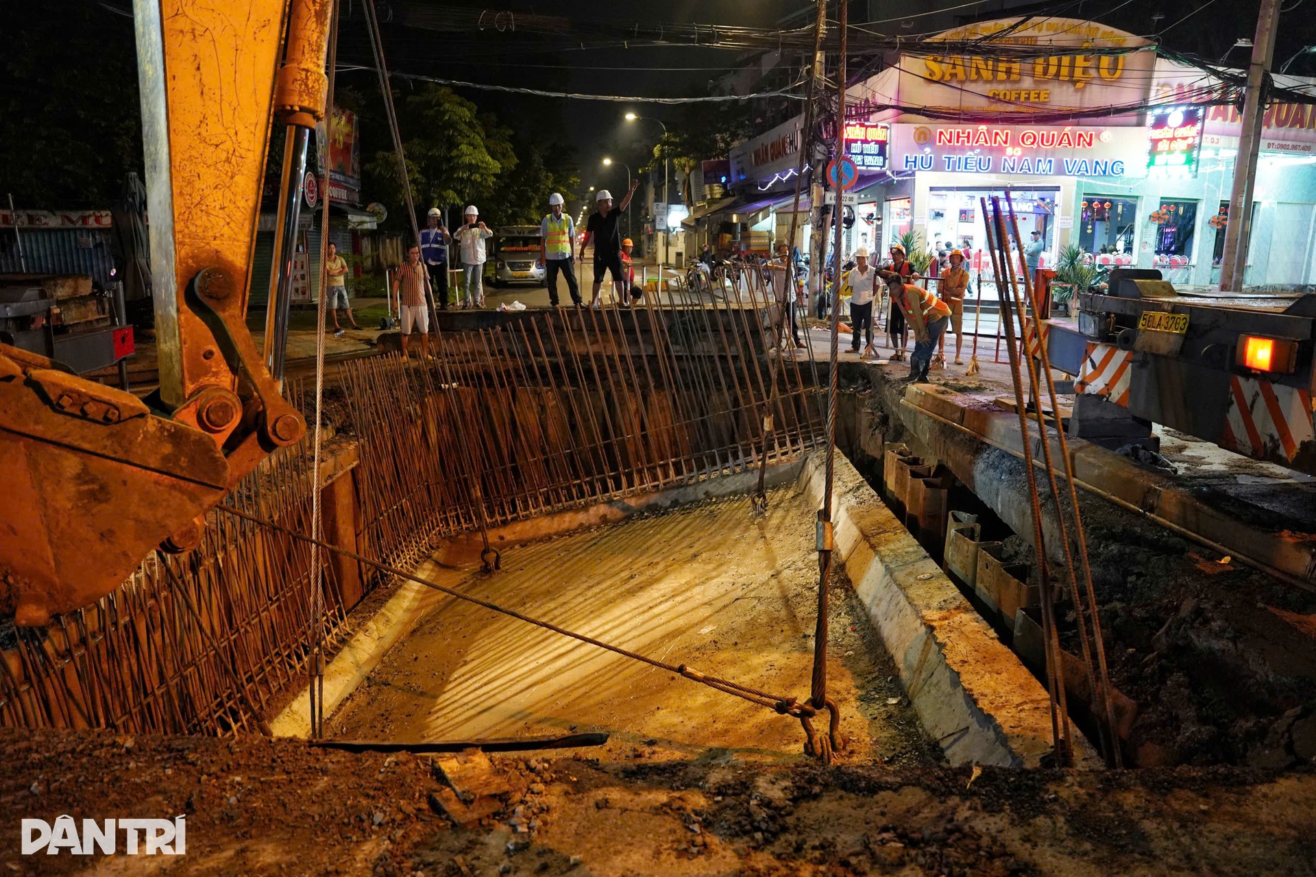 Xuyên đêm hạ đặt khối bê tông 40 tấn tại công trường Metro số 2 TPHCM - 10 Xuyên đêm hạ đặt khối bê tông 40 tấn tại công trường Metro số 2 TPHCM - 10