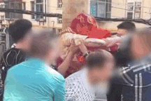 Phản cảm nhóm bạn chú rể trói cô dâu vào cột điện để tạo niềm vui