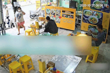 Chưa có khách mở hàng, chủ quán điếng người vì hành động của cô gái