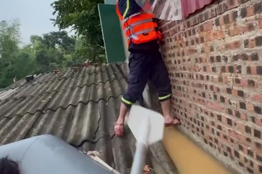 Công an tỉnh Lạng Sơn hỗ trợ người dân đến nơi an toàn