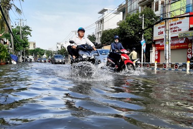 Con đường ngập suốt nửa ngày sau cơn mưa ở Sài Gòn