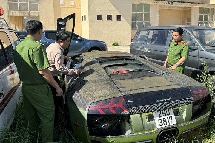 Siêu xe Lamborghini và Mercedes nhập lậu bị tiêu hủy - 1