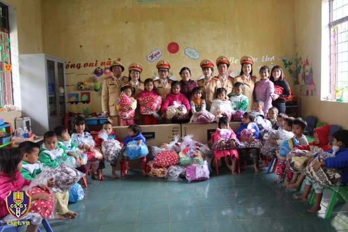 Phòng CSGT, Công an tỉnh Quảng Bình chung tay chia sẽ những khó khăn để mang đến những mùa đông ấm áp cho trẻ em ở các bản nghèo, vùng cao xã biên giới Trường Sơn, huyện Quảng Ninh.