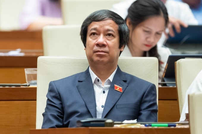 Ông Nguyễn Kim Sơn, Bộ trưởng Bộ Giáo dục Đào tạo lắng nghe ý kiến đại biểu Quốc hội