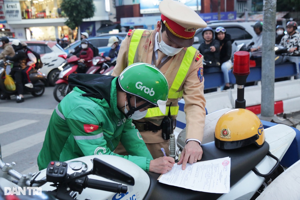 Loạt tài xế xe ôm công nghệ ở Hà Nội bị phạt vì che, dán biển số - 3