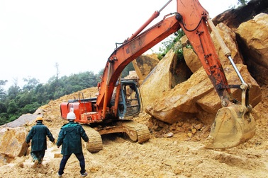 70 công nhân trắng đêm phá đá, thông đường
