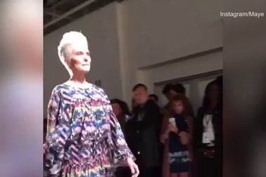 Bà Maye Musk - mẹ của tỷ phú USD Elon Musk - catwalk ở tuổi 69
