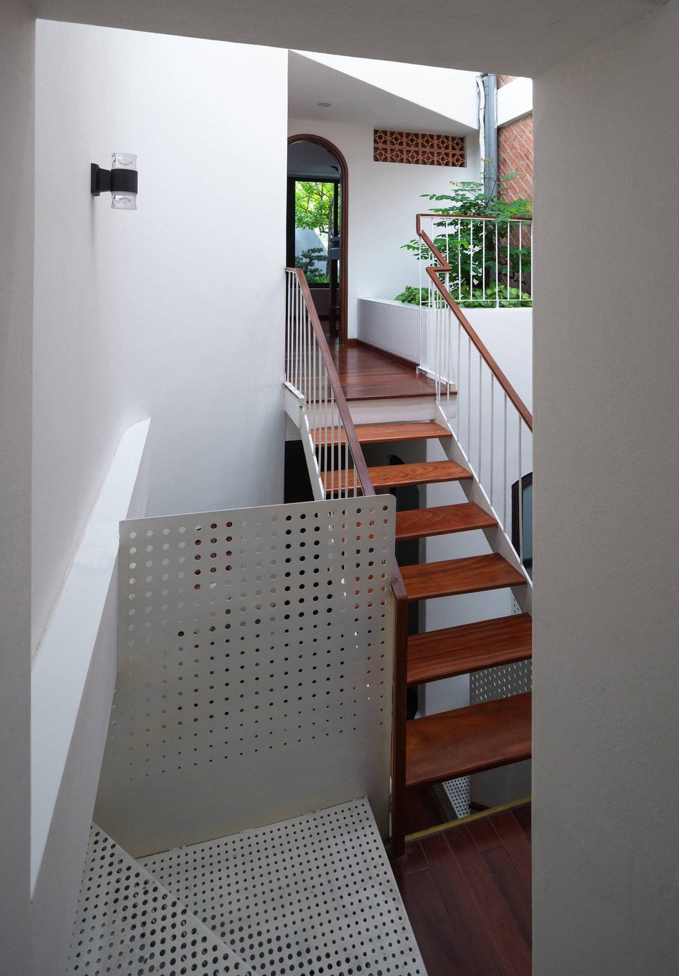 Ngôi nhà 5 tầng có mặt tiền độc đáo, nổi bật trên phố Hà Nội - 13