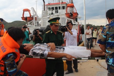 Tàu cảnh sát biển cứu ngư dân bị thương trên biển