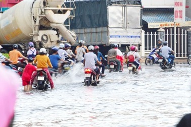 Mưa to “biến” đường… thành sông