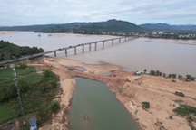 Nước lũ cuốn sập bờ kè ở sông Ba, mở ra dòng chảy dài 1,5km