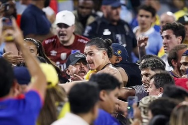 Ngôi sao Uruguay nổi điên, nhảy lên khán đài đánh nhau với CĐV