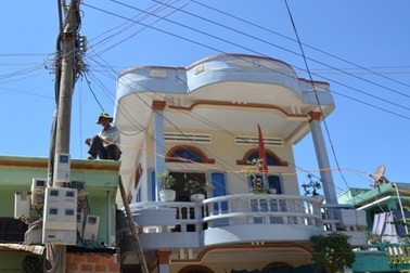 Người dân Lý Sơn vui mừng đón dòng điện quốc gia