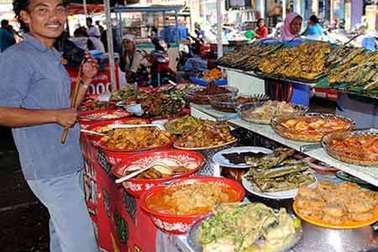 Quan chức nên ăn “cơm bụi” để tiết kiệm ngân sách