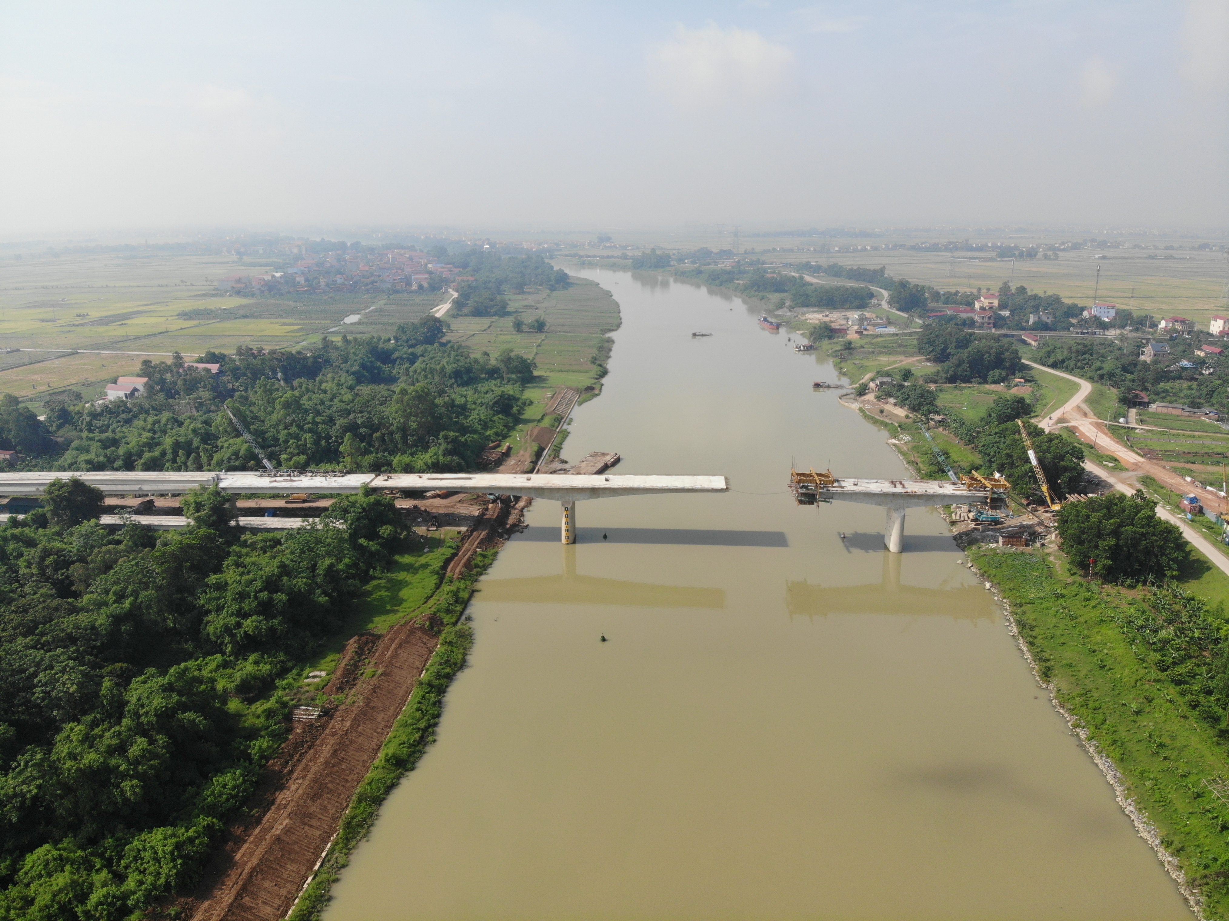 Toàn cảnh cây cầu vượt sông Cầu nối Hà Nội - Bắc Giang