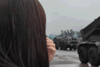 Xem hợp luyện diễu binh, cô gái Lào ấn tượng với dàn khí tài của Việt Nam