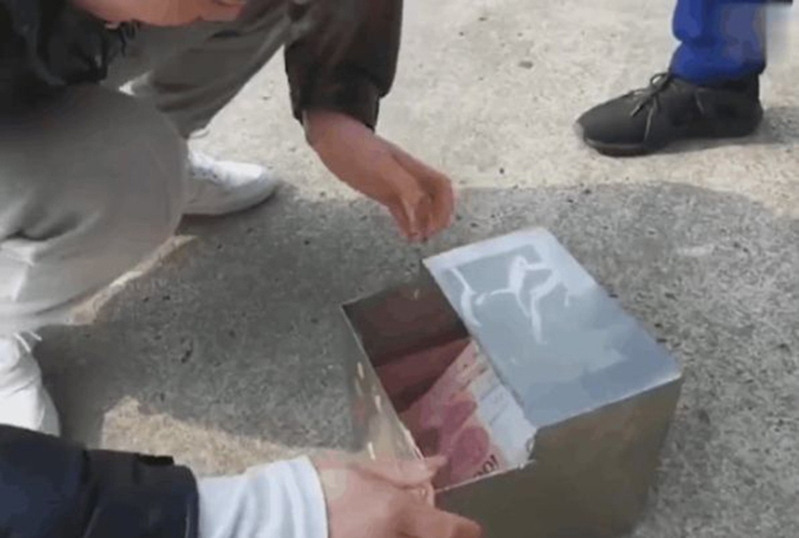 Dọn nhà đón Tết, vợ bất ngờ phát hiện quỹ đen khủng của chồng - 1 Dọn nhà đón Tết, vợ bất ngờ phát hiện quỹ đen khủng của chồng - 1