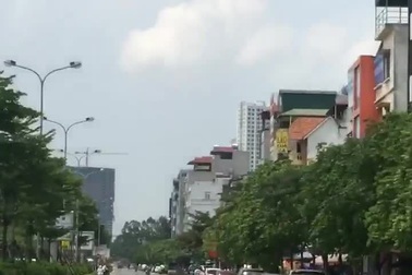 Thanh niên đầu trần chạy xe máy lạng lách, đánh võng giữa đường phố Hà Nội