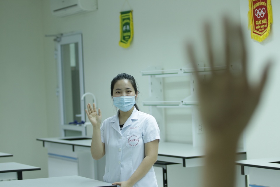 Đôi vợ chồng trẻ trở thành đồng đội trên tuyến đầu chống dịch - 3 Đôi vợ chồng trẻ trở thành đồng đội trên tuyến đầu chống dịch - 3