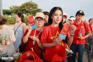 Hơn 40.000 khán giả đổ về "Tổ quốc trong tim", rực sắc đỏ trước giờ diễn