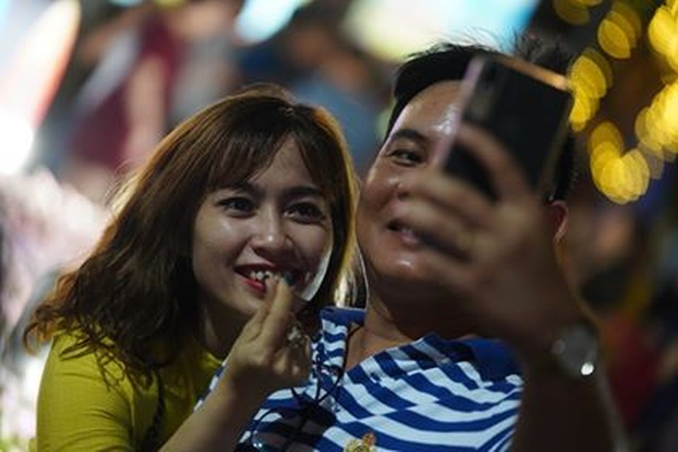 Giành giật nhau chọn chỗ chụp hình trên đường hoa Nguyễn Huệ - 19 Giành giật nhau chọn chỗ chụp hình trên đường hoa Nguyễn Huệ - 19