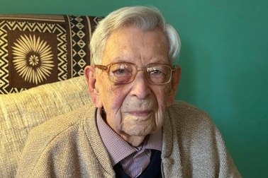 Cụ ông cao tuổi nhất thế giới qua đời ở tuổi 112 vì ung thư