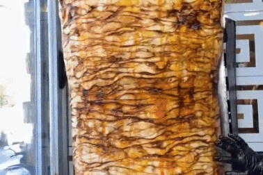 Choáng với xiên thịt khổng lồ của tiệm bánh mì