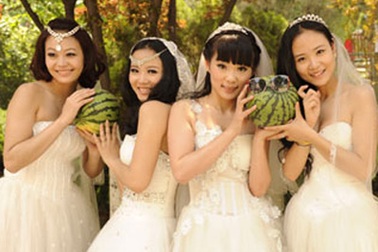 Nữ sinh hóa cô dâu xinh đẹp trong ngày tốt nghiệp